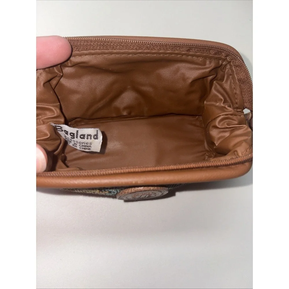 This vintage I Santi floral tapestry cosmetic bag features a brown leather trim